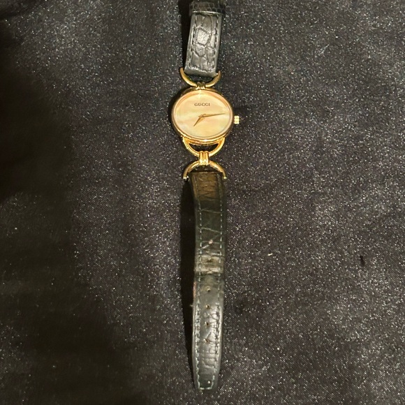 Gucci RARE Vintage Watch with Leather Band and Mother of Pearl Dial…working! EUC - Picture 3 of 4